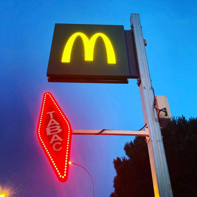 Fabrication et pose d'un caisson lumineux type drapeau sur poteau galvanisé pour le restaurant McDonald's à Marseille Bonneveine 13008