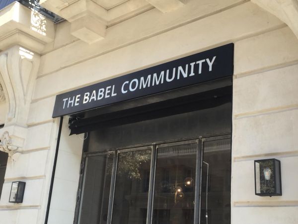 Caisson grugé et éclairage sur plexi diffusant pour Babel Community à Marseille