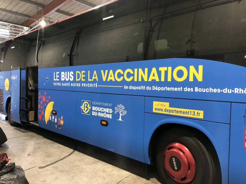 Réalisation du covering total du bus de la vaccination dans les Bouches-du-Rhône