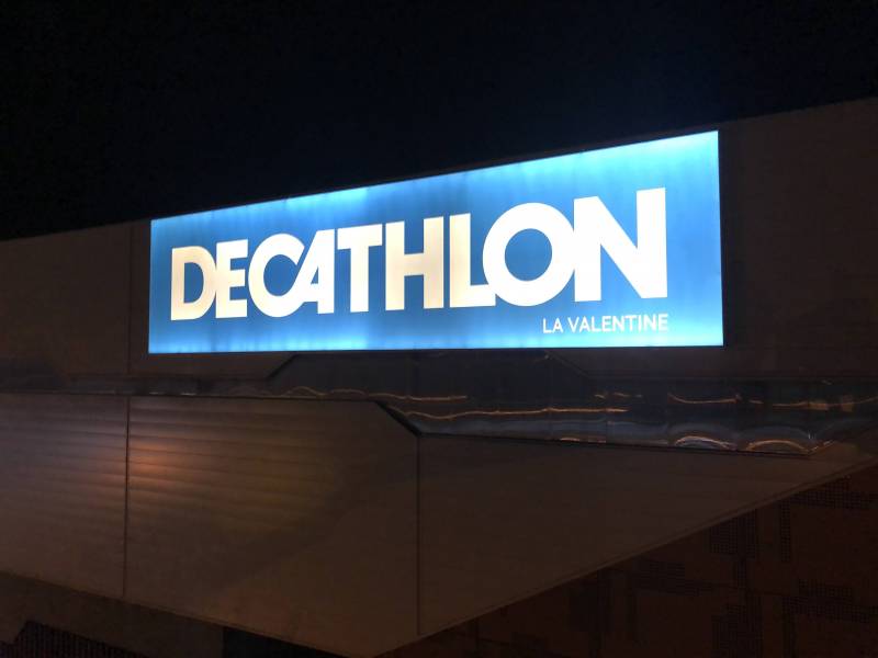 Caissons lumineux rétroéclaire avec toile tendue 12m x 3m pour le Décathlon de Toulon La Garde
