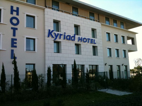 Fabrication d'enseignes lumineuse à Avignon pour l'hotel Kyriad avec pose en façades de bâtiment