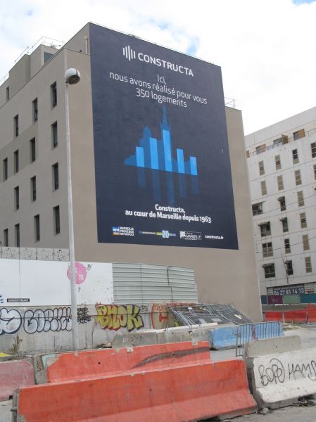 Pose d'un visuel très grand format sur un mur d'immeuble pour Constructa à Marseille