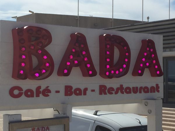 Enseigne lumineuse du restaurant de plage Bada à Cassis