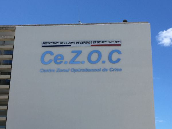 Création et pose d'enseignes en lettres dibonds découpées pour le CeZOC à Marseille