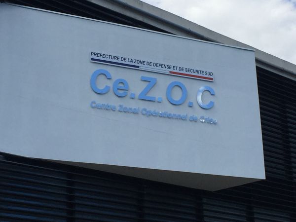 Création et pose d'enseignes en lettres dibonds découpées pour le CeZOC à Marseille