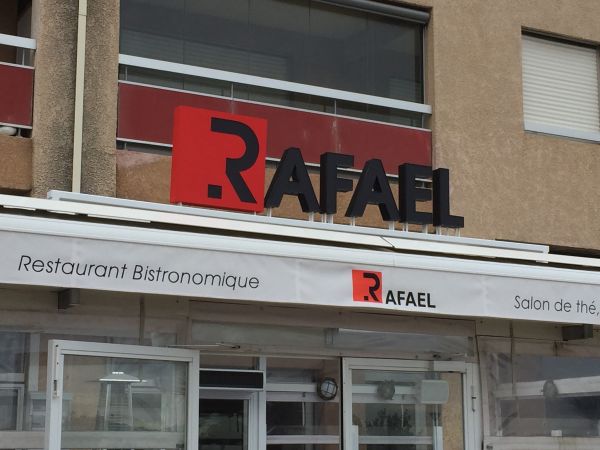 Réalisation et pose d'une enseigne lumineuse du restaurant Rafael à Marseille - Pointe Rouge