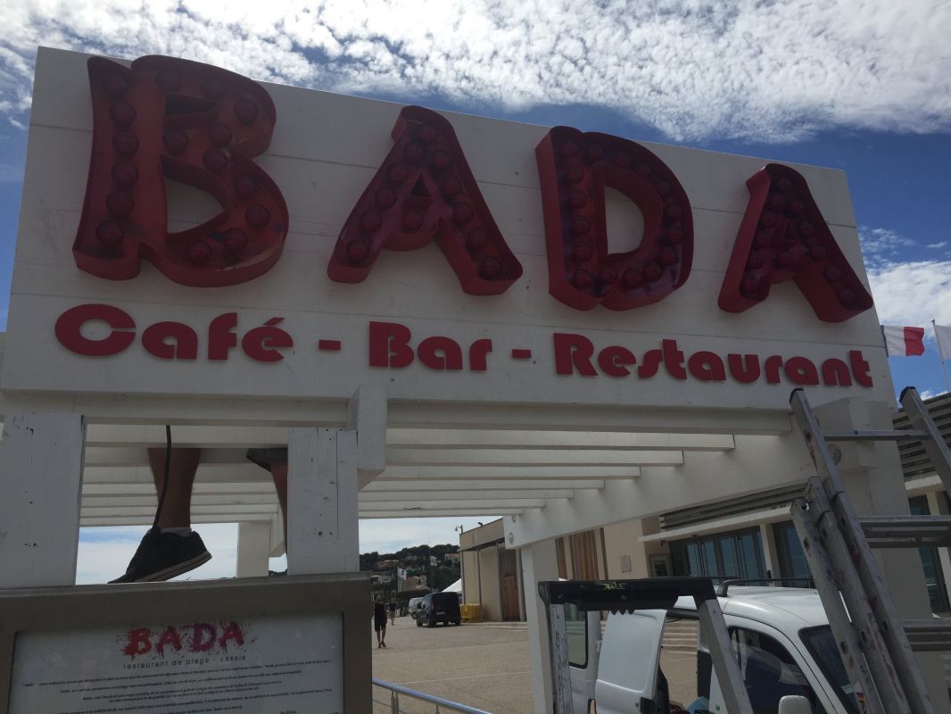 Réalisation d'enseignes lumineuses pour franchises Marseille