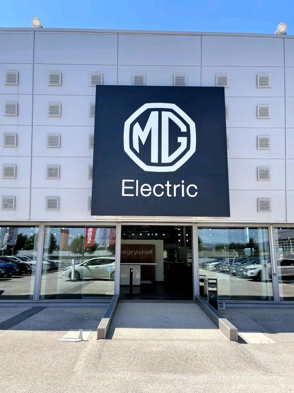 Réalisation d'un grand format à adhésif en privé plastifié dans une concession auti à Fréjus dans le 83