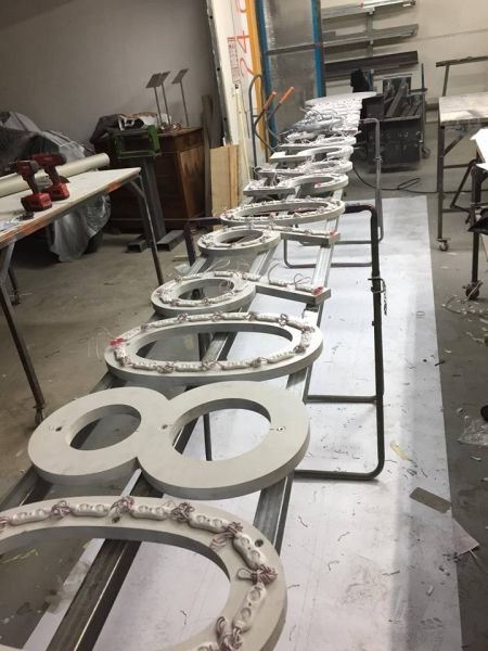 création d'enseignes en lettres