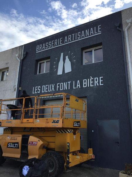 Enseigne en lettres dibond découpées sur entretoises pour une brasserie artisanale à Aubagne