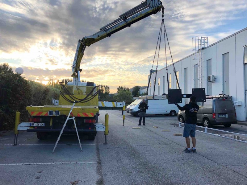 Fabrication d'un totem lumineux sur mesure pour une zone commerciale à Marseille