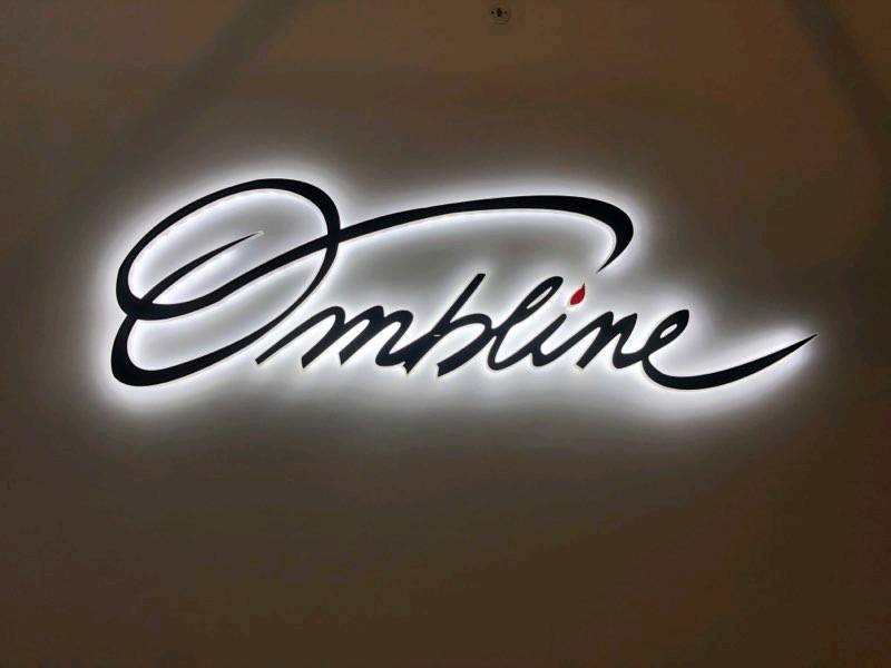 Création d'enseignes lumineuses en bloc led rétro-éclairée sur mesure pour un showroom à Marseille