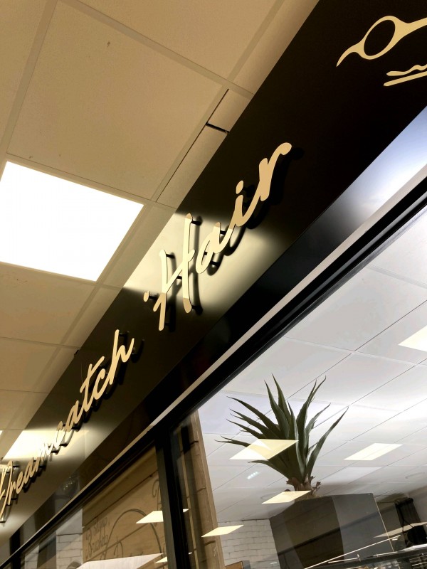 Fabrication et pose d'une enseigne chez un coiffeur dream catch haïr à lafare les oliviers 13