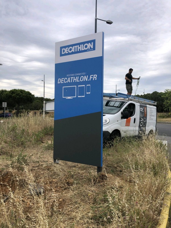 Fabrication et pose d'un ancien totem lumineux pour un magasin de sport Decathlon à Montpellier dans le 34