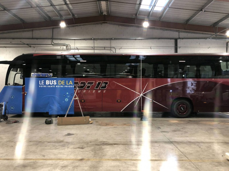 Réalisation du covering total du bus de la vaccination dans les Bouches-du-Rhône