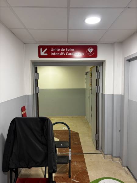 Fabrication et pose de signalétique intérieure sur mesure pour hôpital à Marseille 13008