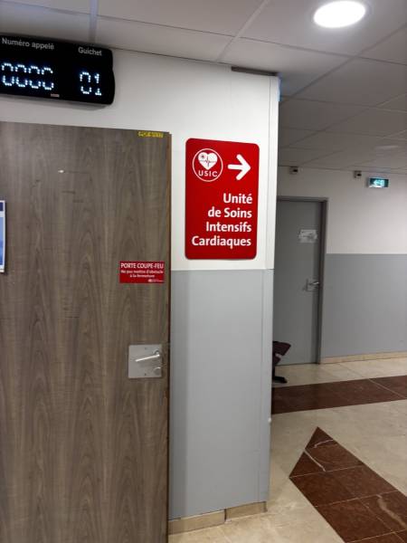 Fabrication et pose de signalétique intérieure sur mesure pour hôpital à Marseille 13008