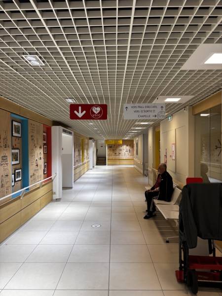 Fabrication et pose de signalétique intérieure sur mesure pour hôpital à Marseille 13008