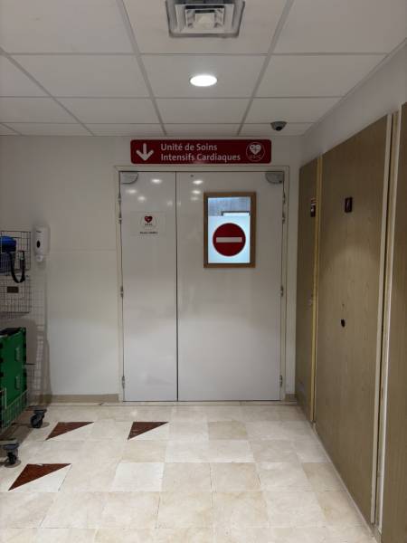 Fabrication et pose de signalétique intérieure sur mesure pour hôpital à Marseille 13008