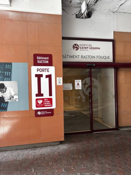 Fabrication et pose de signalétique intérieure sur mesure pour hôpital à Marseille 13008