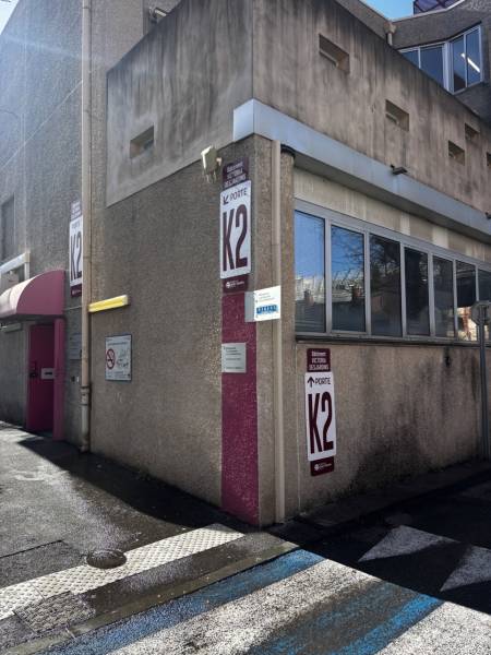 Fabrication et pose de signalétique intérieure sur mesure pour hôpital à Marseille 13008