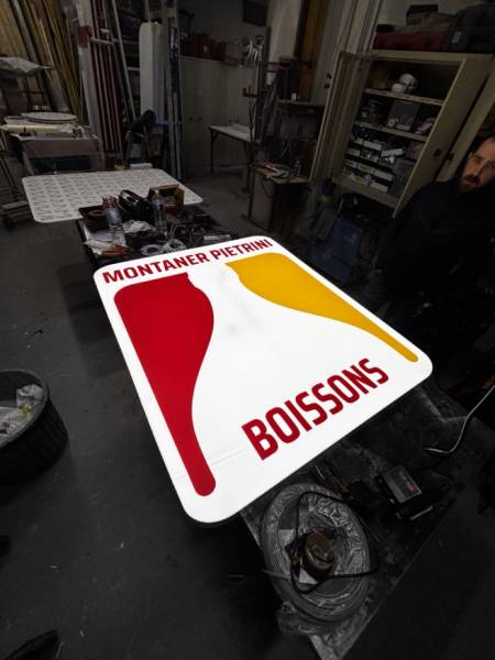 Fabrication d’enseignes lumineuses rondes LED sur mesure pour entreprise à Aubagne