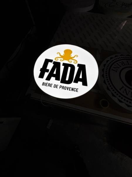 Fabrication d’enseignes lumineuses rondes LED sur mesure pour entreprise à Aubagne