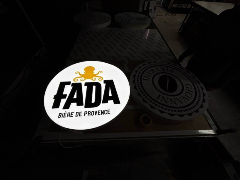 Fabrication d’enseignes lumineuses rondes LED sur mesure pour entreprise à Aubagne