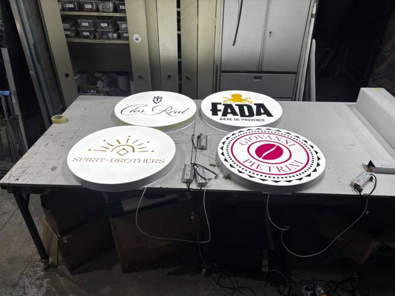 Fabrication d’enseignes lumineuses rondes LED sur mesure pour entreprise à Aubagne