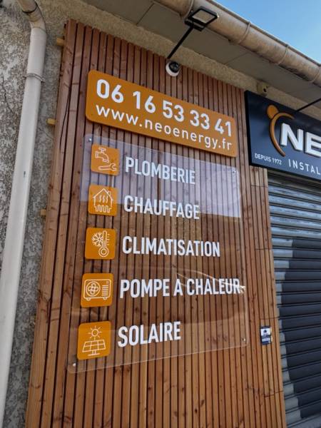 Fabrication d’enseigne en lettres relief sur panneau dibond pour entreprise à Aubagne