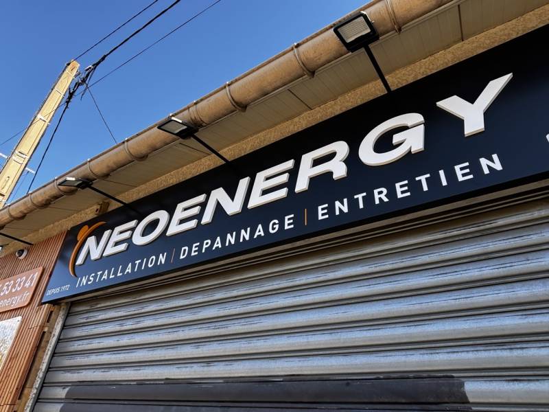 Fabrication d’enseigne en lettres relief sur panneau dibond pour entreprise à Aubagne