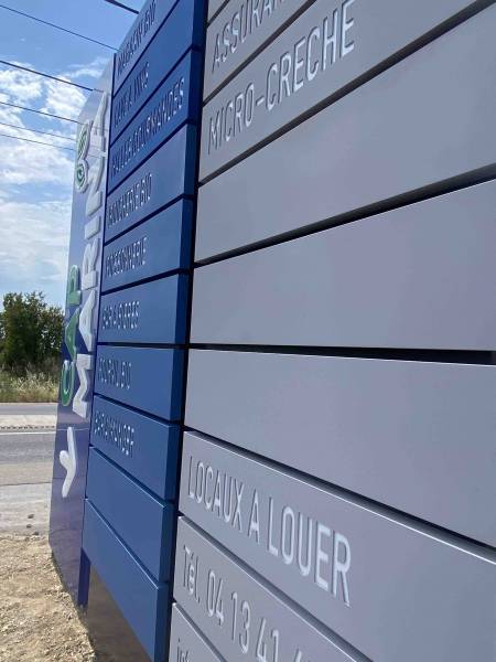 Fabrication de totem publicitaire extérieur lumineux à Aubagne
