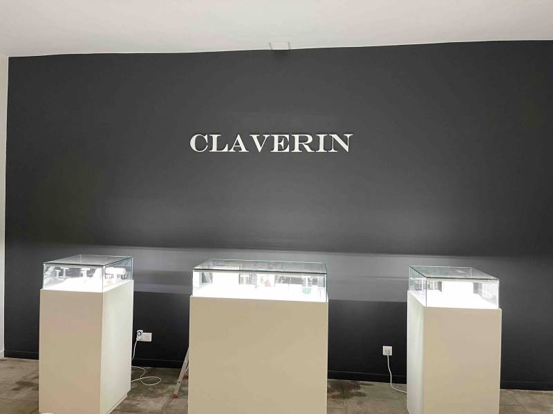 Conception et installation d’une enseigne murale en lettres PVC laquées blanches 165 mm de hauteur sur 1600 mm de longueur et d’une enseigne drapeau aluminium dibond 600×400 mm à Marseille