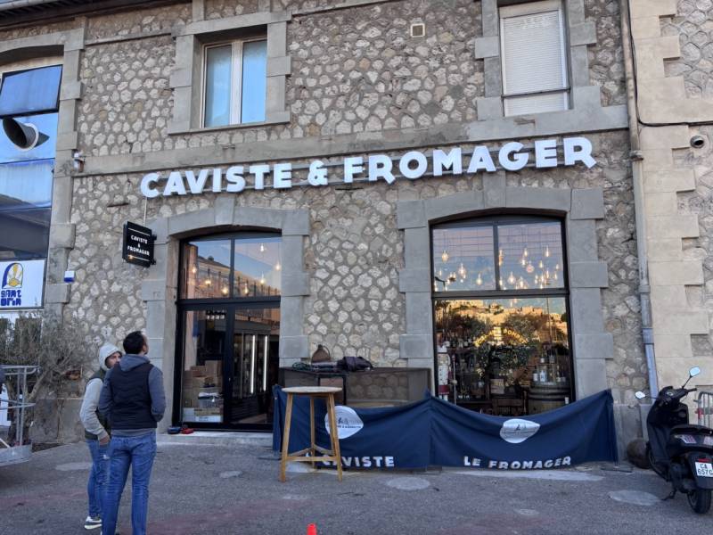 Création d’enseignes lumineuses et lettres décollées en PVC et zinc blanc pour une façade commerciale à Marseille Pointe-Rouge