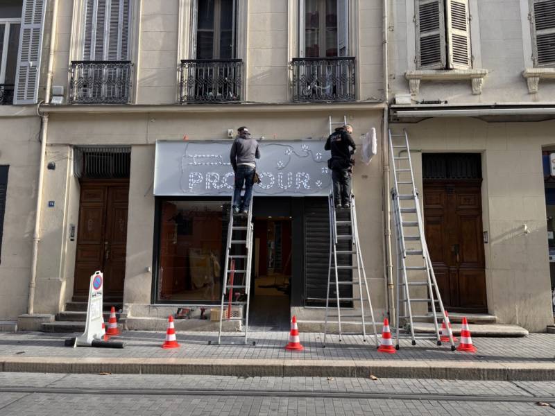 Installation d’enseignes lumineuses en aluminium dibond avec éclairage LED haute performance rue de Rome à Marseille