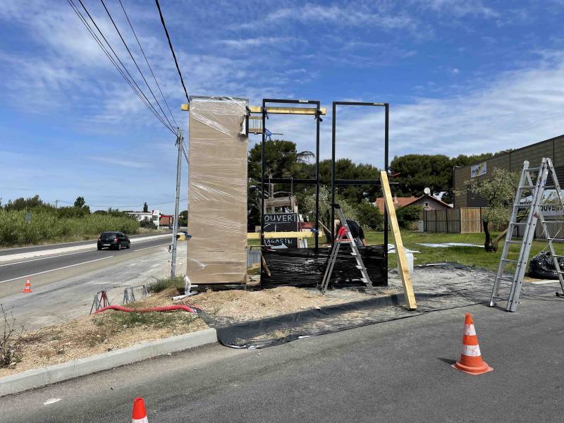 Fabrication de totem publicitaire extérieur lumineux à Aubagne