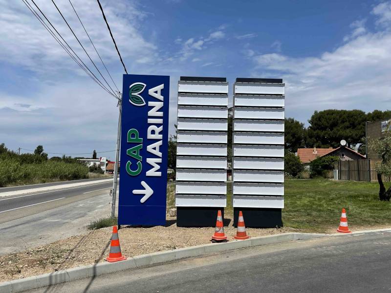 Fabrication de totem publicitaire extérieur lumineux à Aubagne