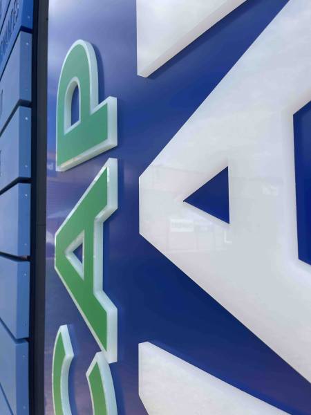 Fabrication de totem publicitaire extérieur lumineux à Aubagne