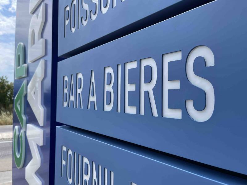 Fabrication de totem publicitaire extérieur lumineux à Aubagne