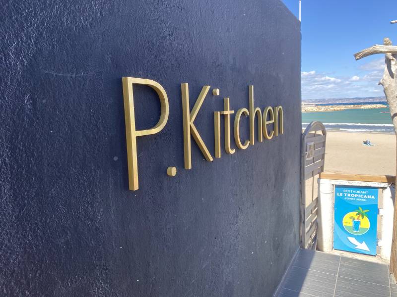 Enseigne lettres reliefs et caisson lumineux pour le restaurant P.Kitchen à Marseille