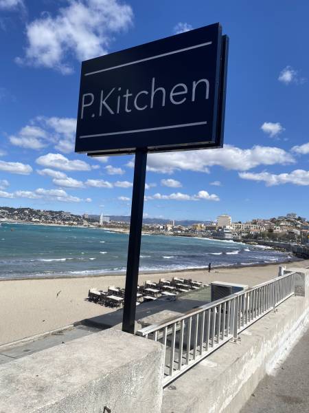 Enseigne lettres reliefs et caisson lumineux pour le restaurant P.Kitchen à Marseille