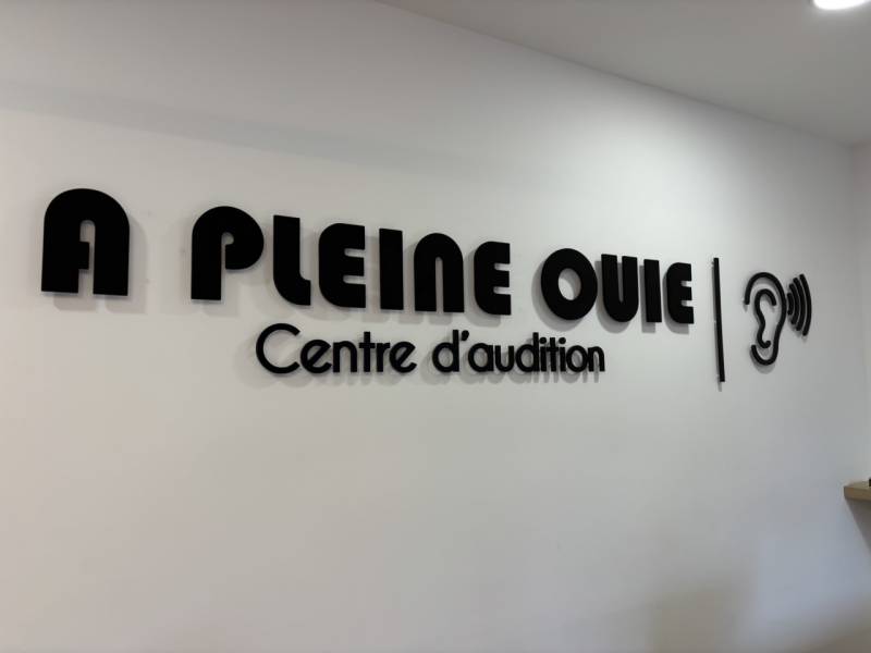 Réalisation d’une enseigne en lettres BlocLED 380 mm avec panneau drapeau dibond 1300x750 mm et signalétique plexiglas à Marseille