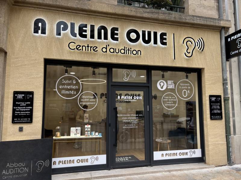 Réalisation d’une enseigne en lettres BlocLED 380 mm avec panneau drapeau dibond 1300x750 mm et signalétique plexiglas à Marseille