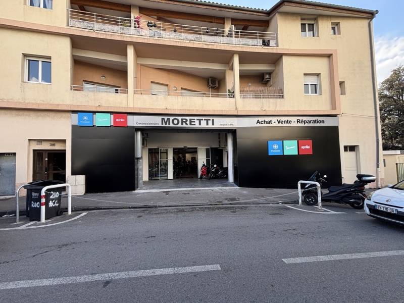 Installation d'une enseigne lumineuse et habillage de façade en aluminium dibond noir à Marseille