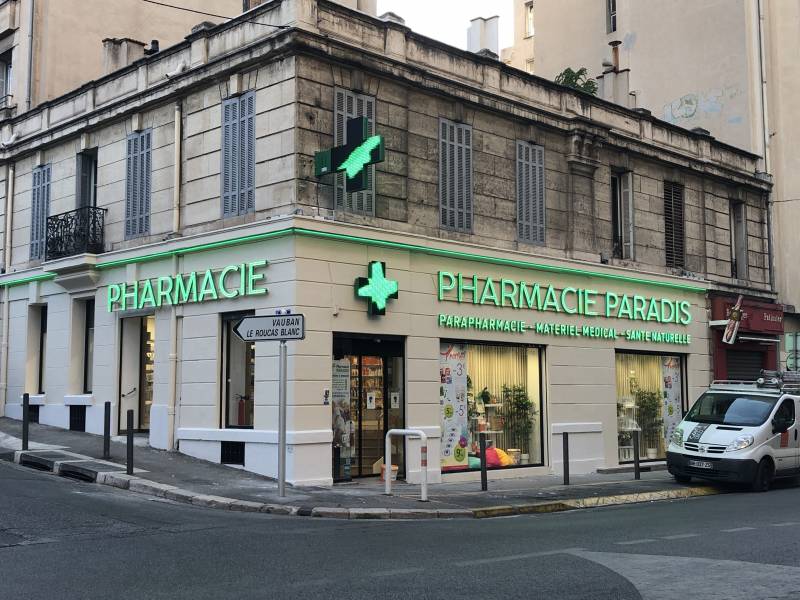 Conception, fabrication et installation d'une enseigne lumineuse pour la Pharmacie Paradis à Marseille