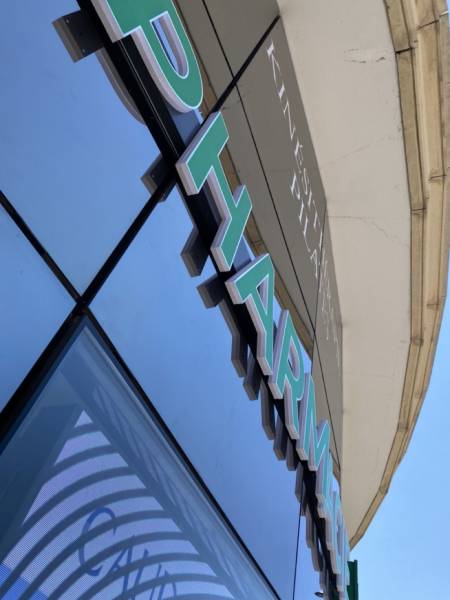 Création d’une enseigne lumineuse avec lettres en blocled de 500 mm, croix dynamique 2D/3D et habillage de totem sur mesure à Marseille