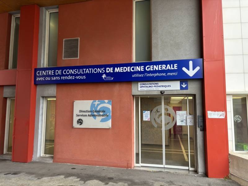 Installation de panneaux en aluminium dibond avec châssis alu, bords pliés et marquage numérique UV pour un établissement médical à Marseille