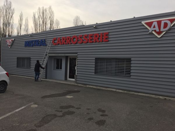 Enseigne sur châssis