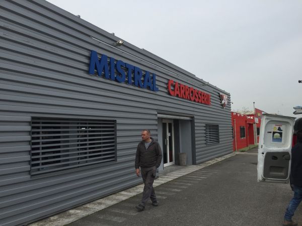 Enseigne relief en PVC laqué