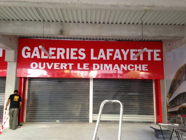 Lettres en film adhésif découpé